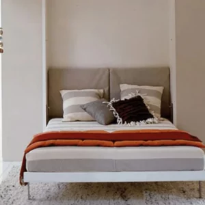 armoire lit moderne ouverte avec lit double prêt à l’usage dans une chambre épurée